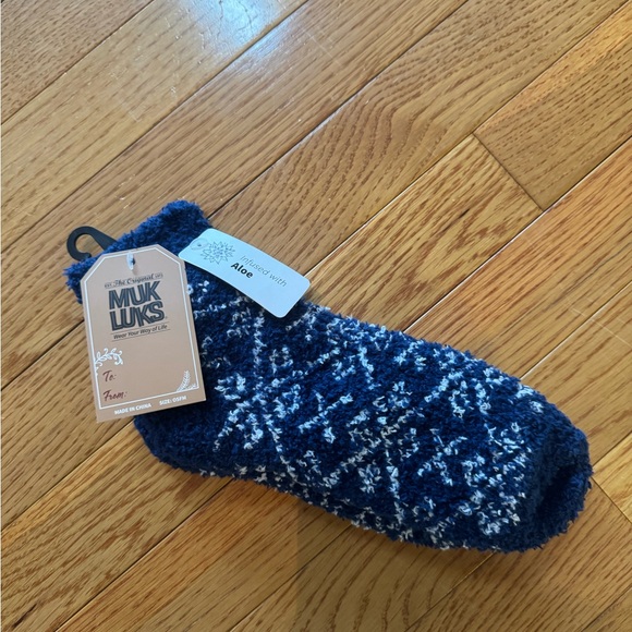 Muk Luks Accessories - Muk Luks Women’s Blue and White Cozy Socks NWT